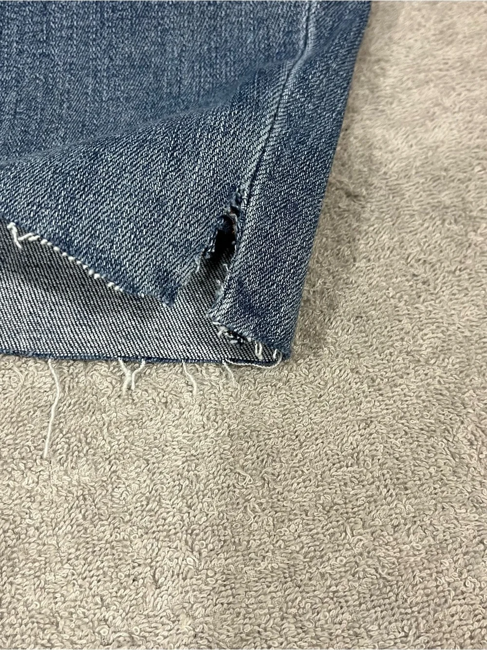 NWT Men’s Diesel 1983-09C01 Light Wash Denim Size 34x32 Raw Hem W/ Defect (Read)